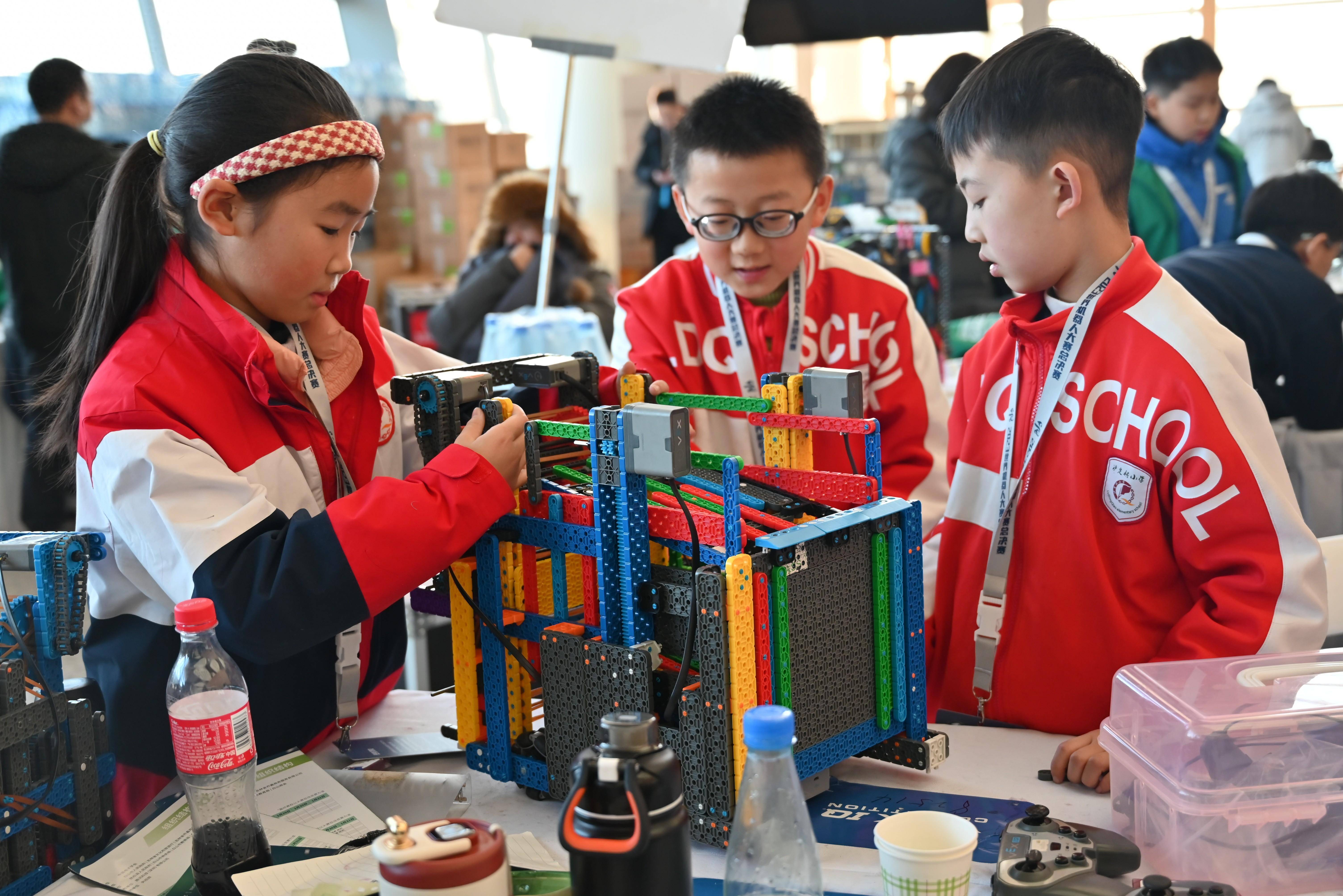 新华视点丨北京秀出“机器人名片”