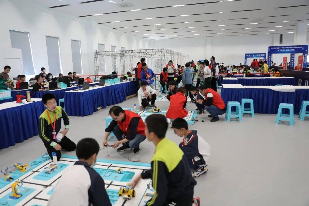 科技点亮梦想：青少年信息素养大赛选手走进高通联合创新中心