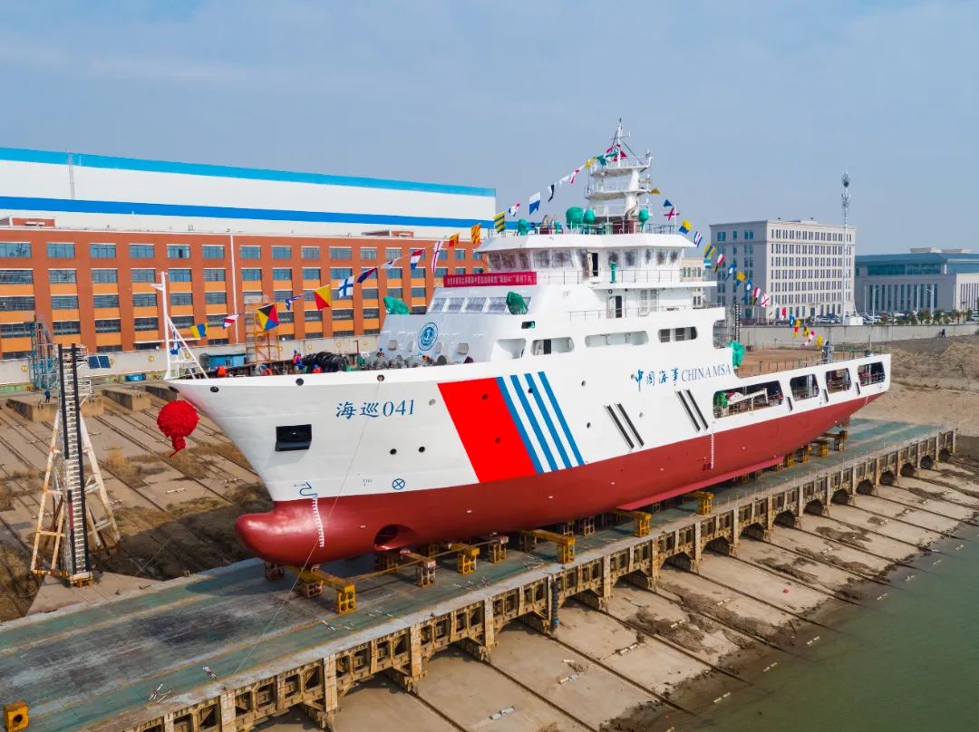 同舱容“姊妹船”同日突破 我国自研两艘亚洲超大型耙吸挖泥船成功下水